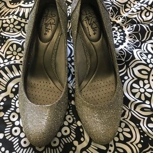 Lifestride heels from Off Broadway (size 6)